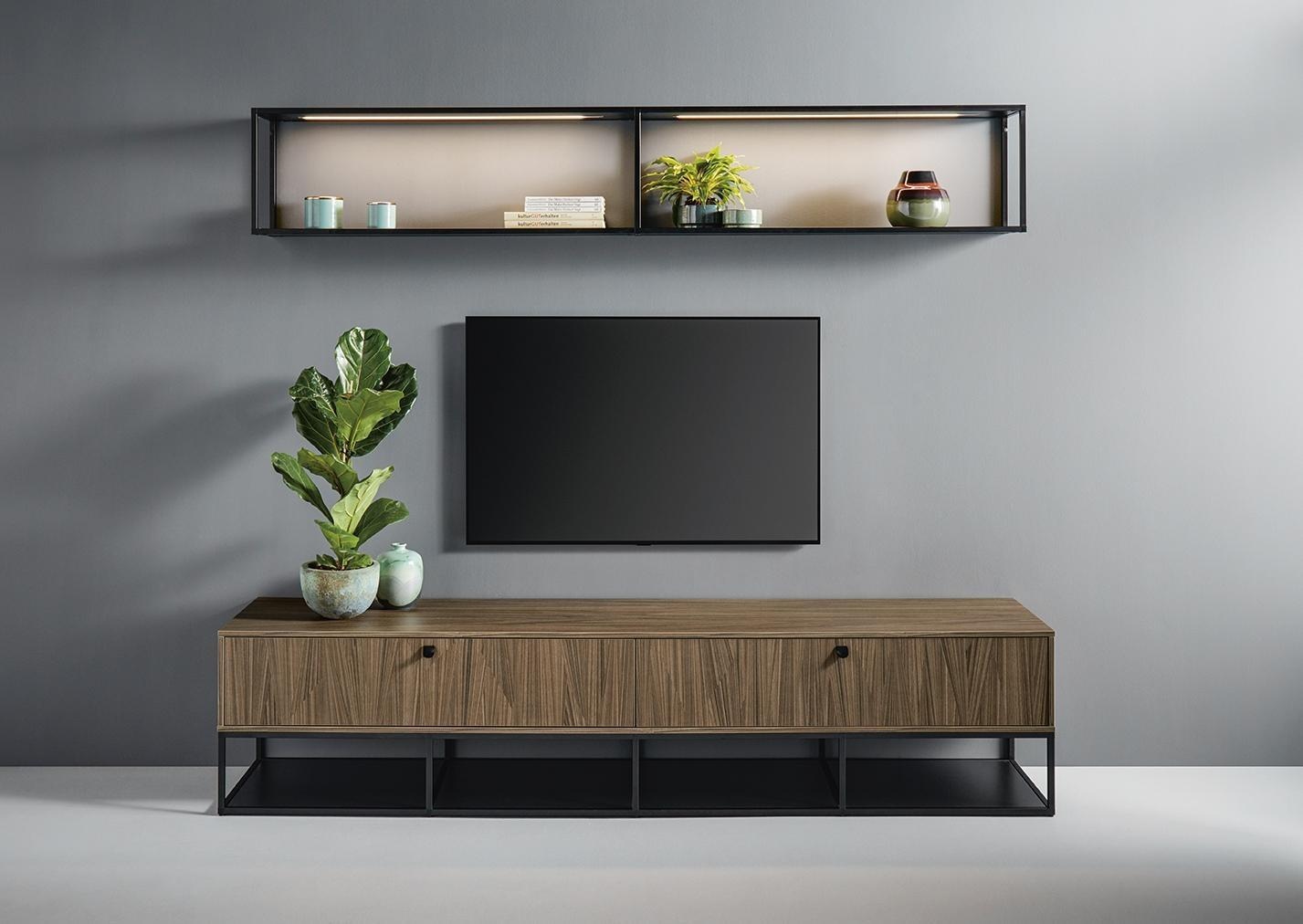 Wohnwand aus Holz vor grauer Wand