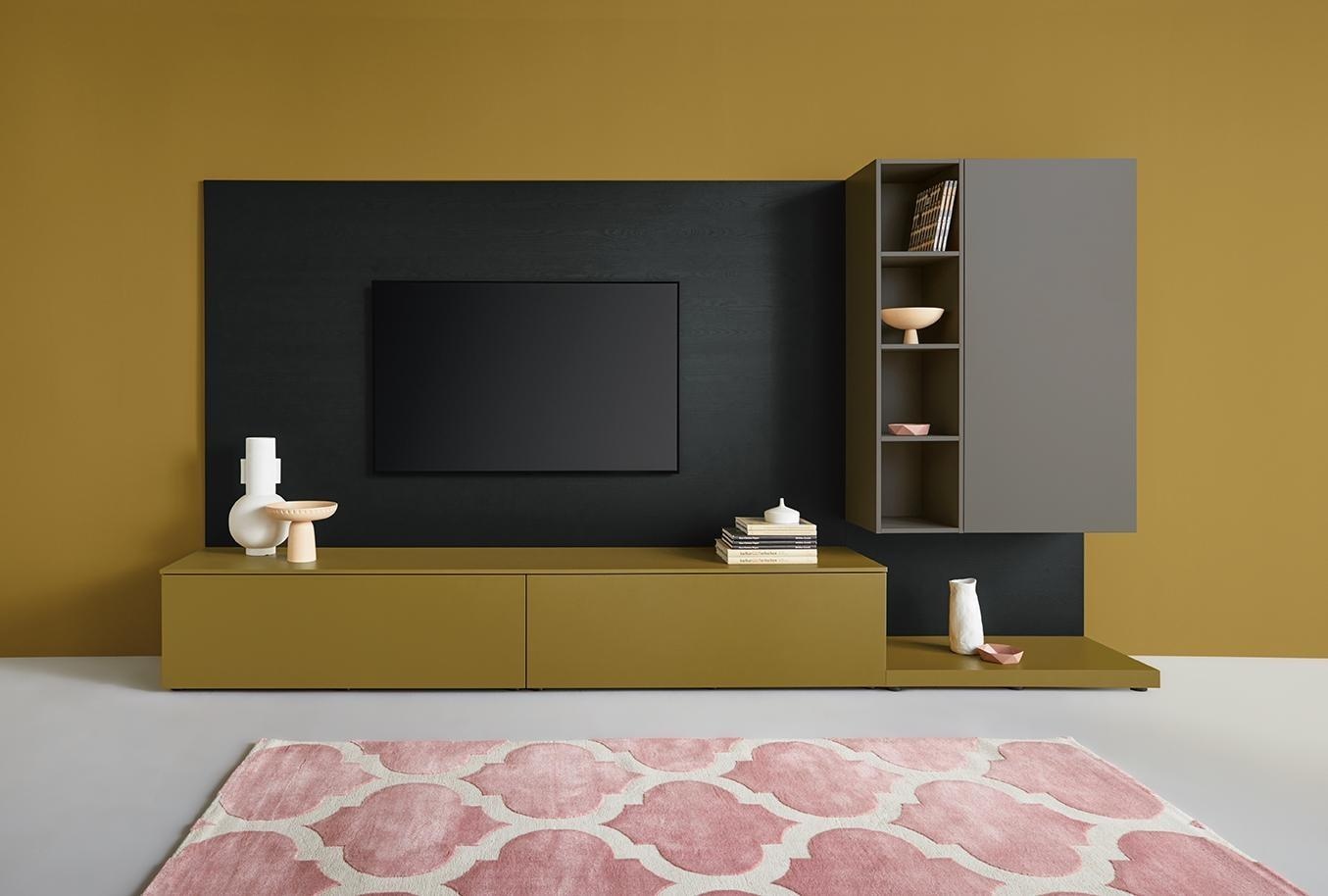 Wohnwand in Ocker mit schwarzen Elementen