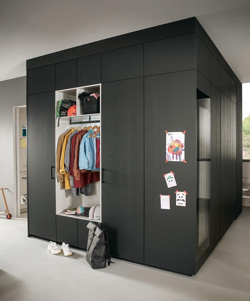 Garderobe in schwarz