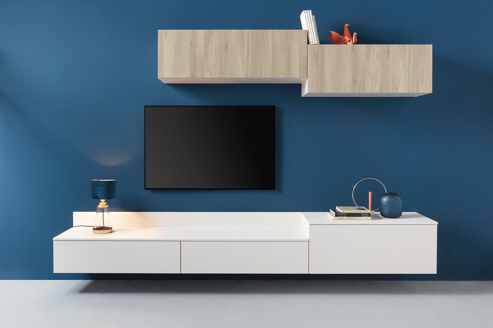 TV Möbel vor blauer Wand