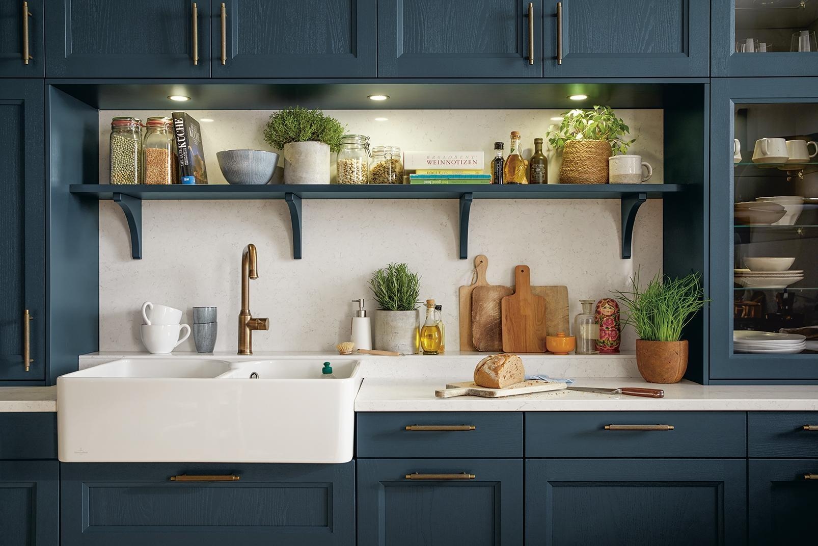 Blaue Küche mit Keramikwaschbecken