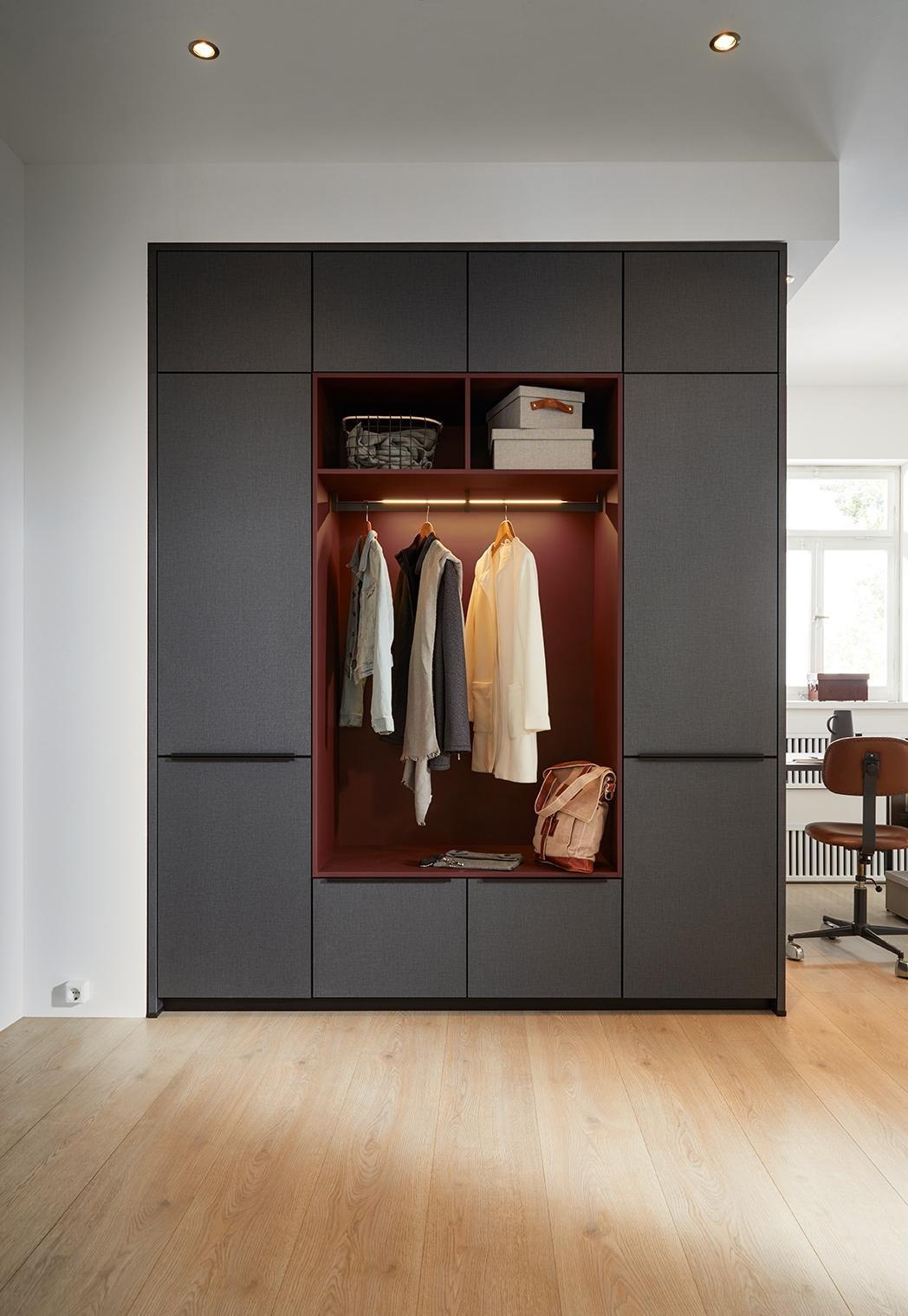 Garderobe in anthrazit und Dunkelrot