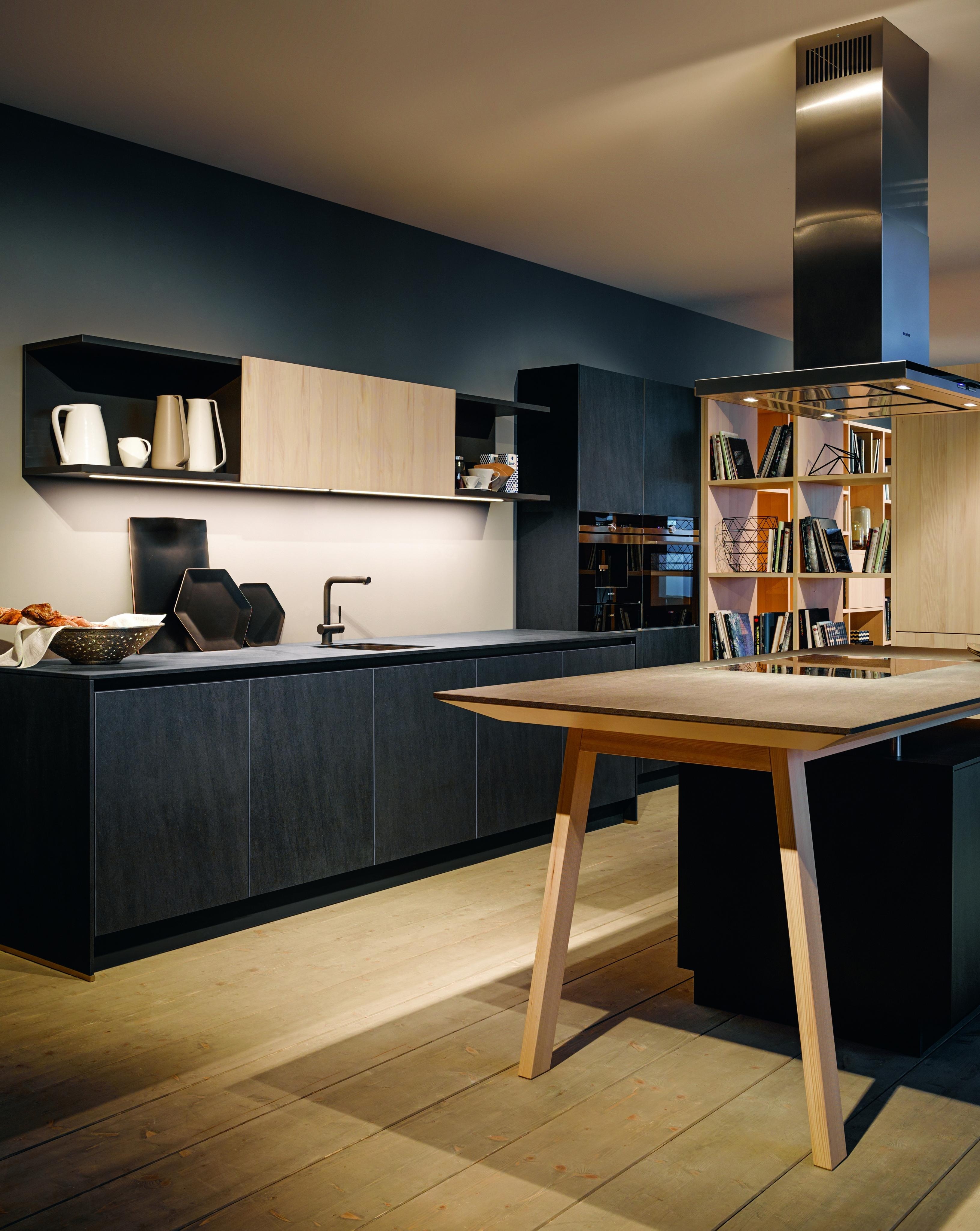 schwarze Küche  mit Holzakzenten