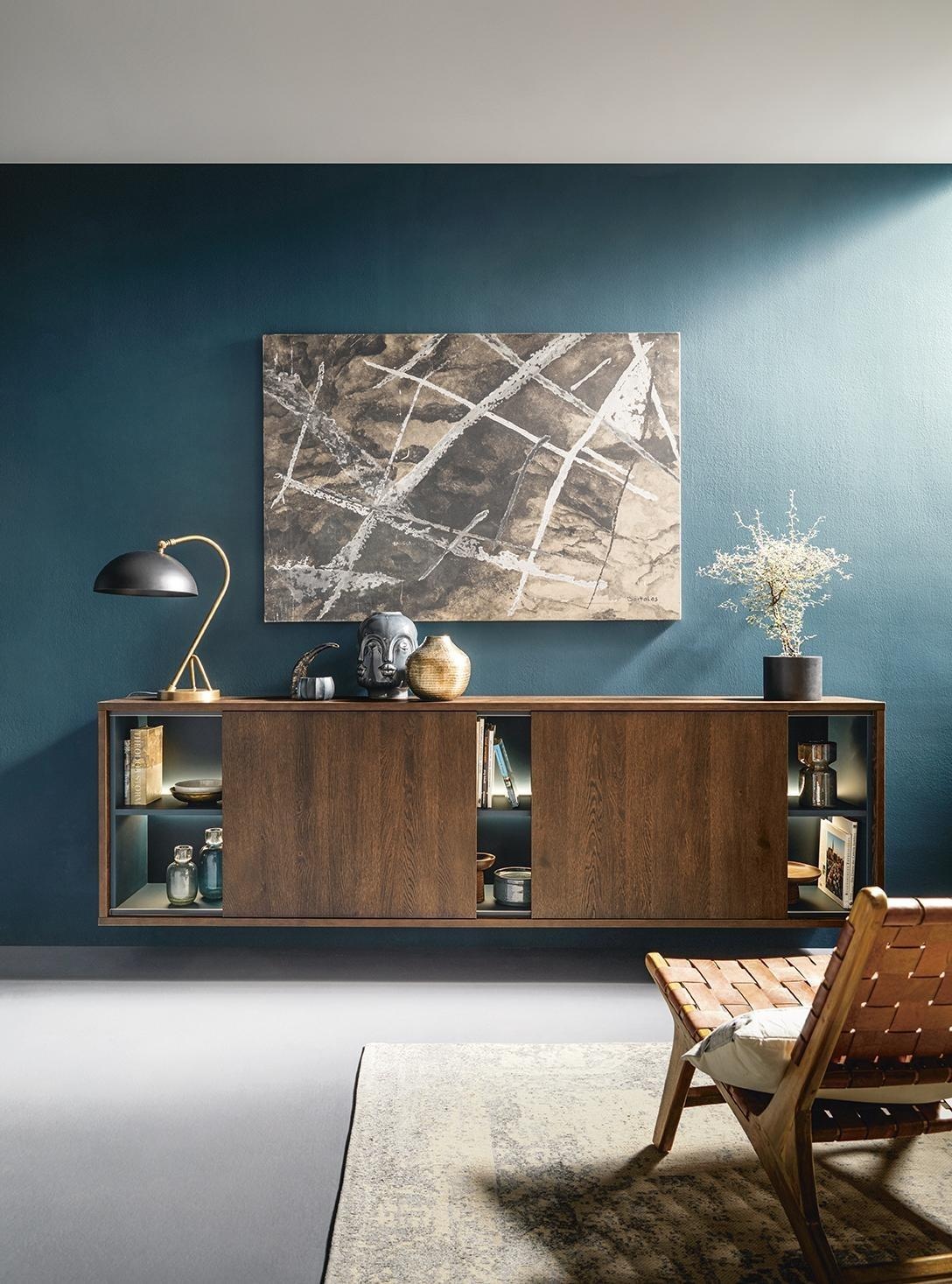 Sideboard aus Holz vor blauer Wand