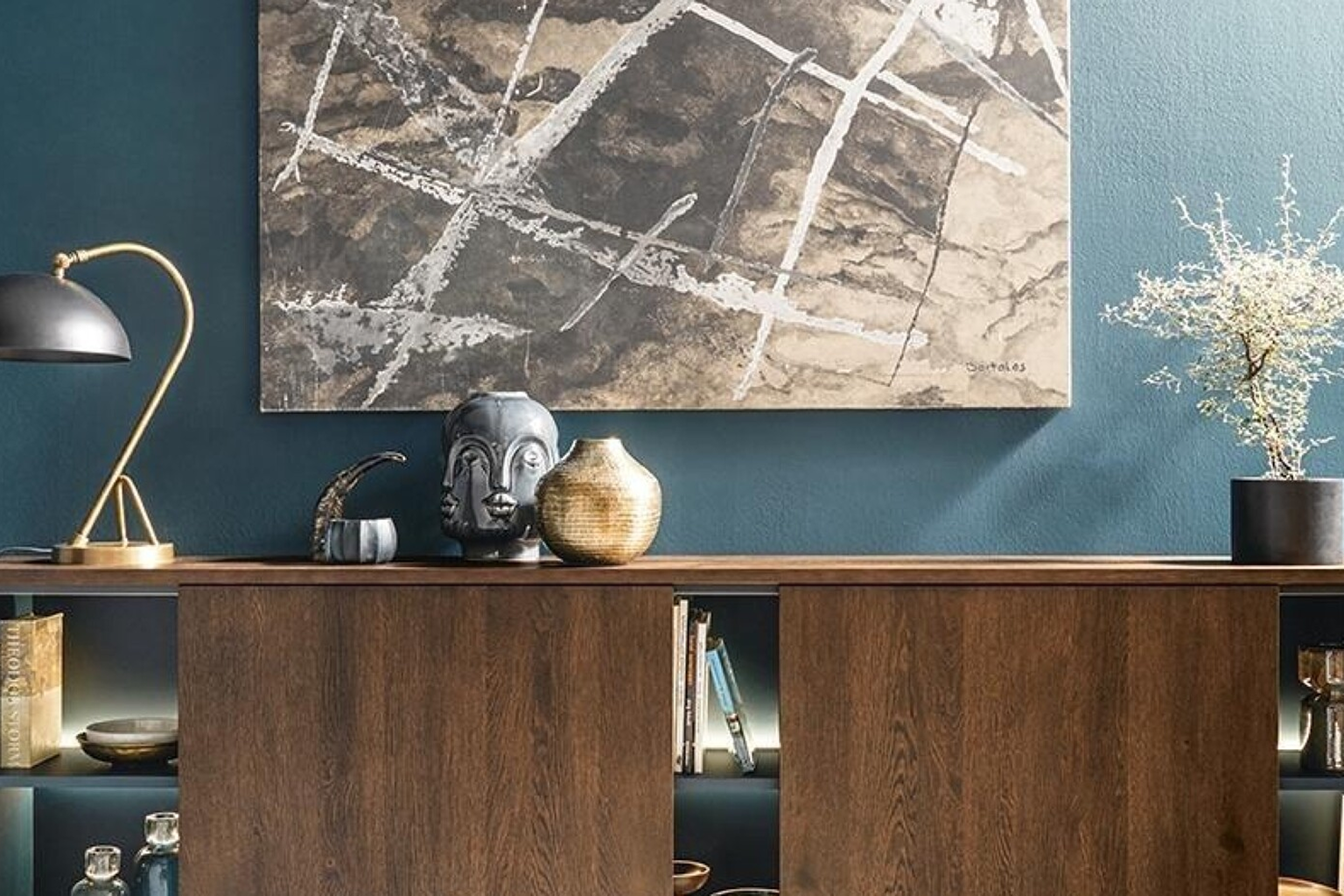 Sideboard aus Holz vor blauer Wand