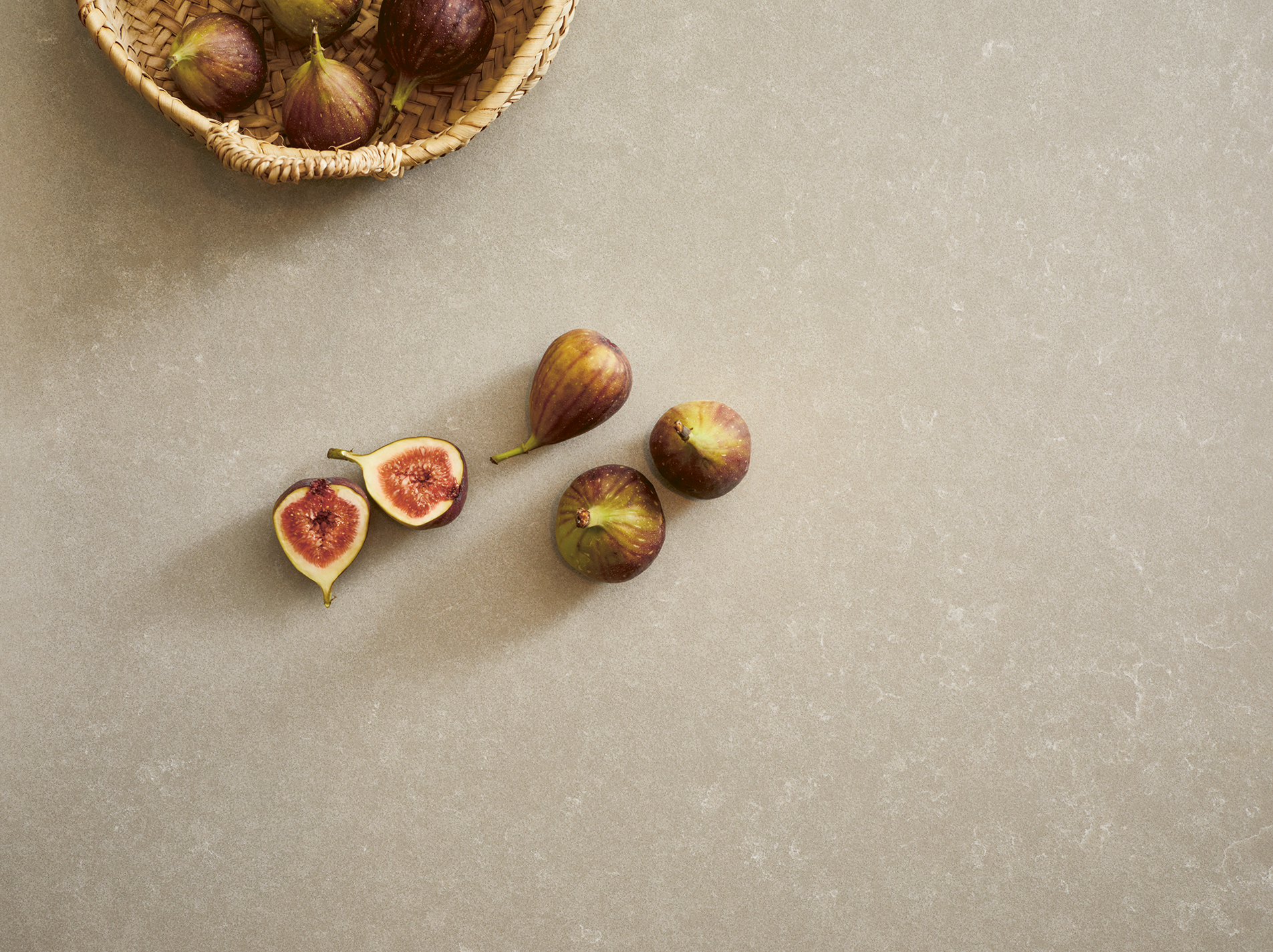 systemo helle Quarzstein Arbeitsplatte Draufsicht frische Feigen